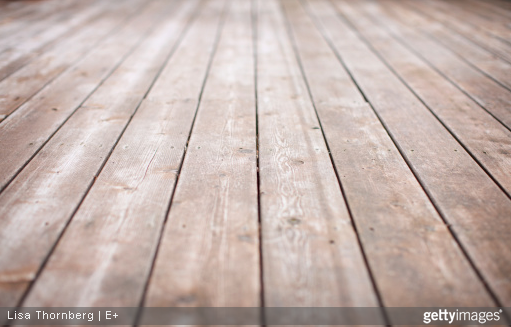 Les UV et les intempéries peuvent rendre le bois de votre terrasse gris, si celui-ci n'est pas bien protégé.