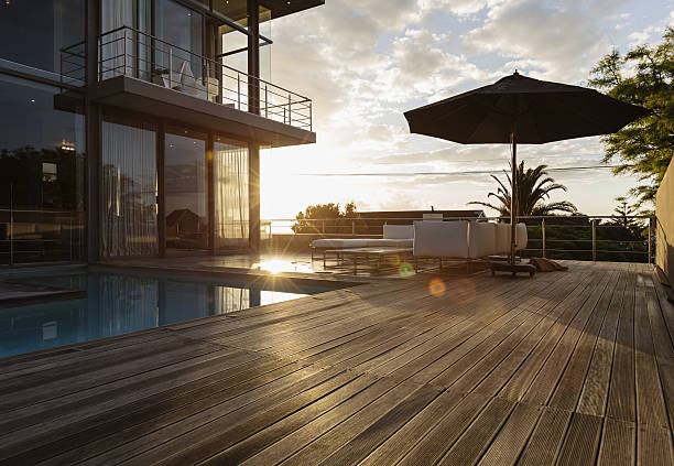 Terrasse en bois d'une belle maison de luxe avec piscine