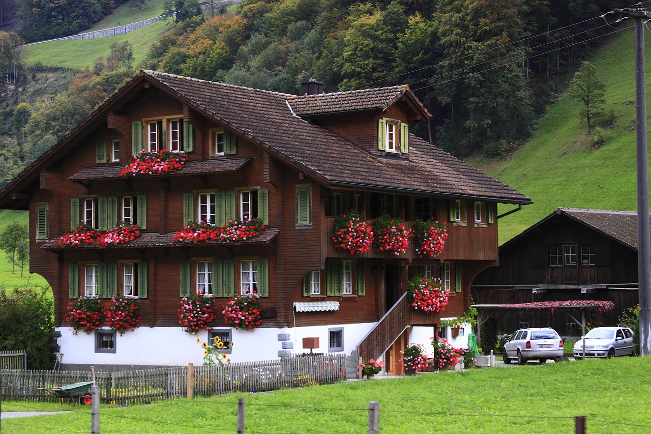 chalet de montagne en été avec fenetres fleuries